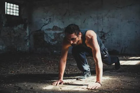 Athletic Young Man Exercise In Old Factory Building Foto stock