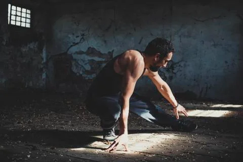 Athletic Young Man Exercise In Old Factory Building Foto stock