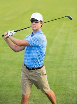 Athletic young man playing golf Stock-Fotos