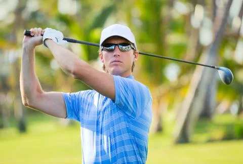 Athletic young man playing golf Stockfoto's