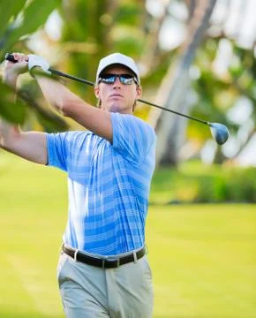 Athletic young man playing golf Stockfoto's