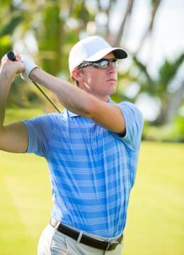 Athletic young man playing golf Stock-Fotos