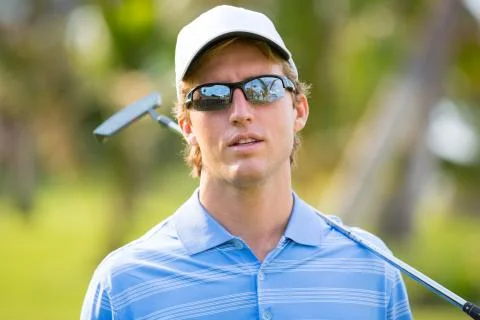 Athletic young man playing golf Stock-Fotos