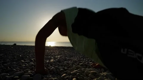 Athletic young man with practicing push up outdoor Vídeos de archivo 211091584