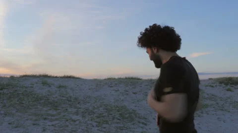 Athletic young man running and cheers to the sunset Stockbeeldmateriaal 51466672