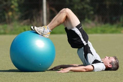 Athletiktraining mit dem Pezziball Stock Photos