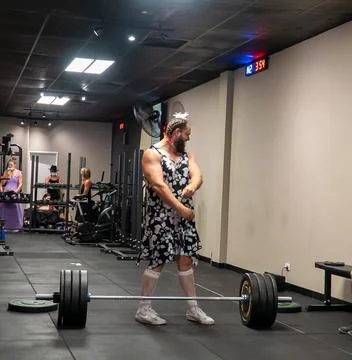 Athlets deadlifting in drag Stock Photos