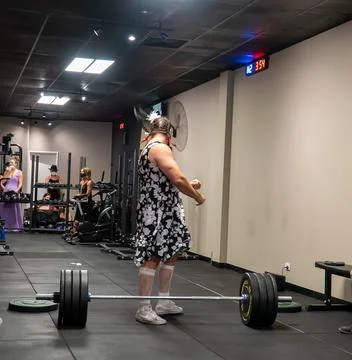 Athlets deadlifting in drag Stock Photos
