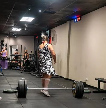 Athlets deadlifting in drag 写真素材