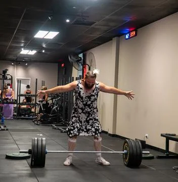 Athlets deadlifting in drag Stock Photos