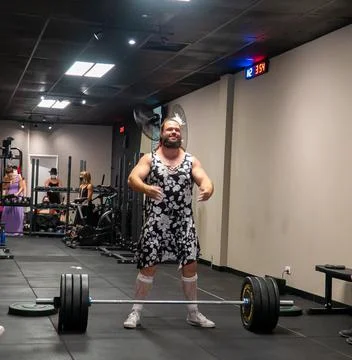 Athlets deadlifting in drag 스톡 사진