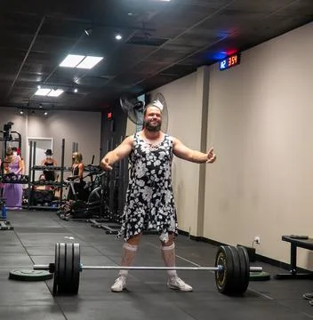 Athlets deadlifting in drag Stock Photos