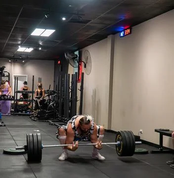 Athlets deadlifting in drag Stock Photos