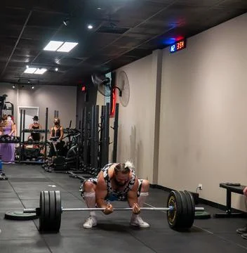 Athlets deadlifting in drag Stock Photos