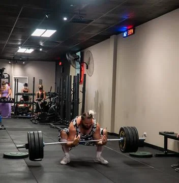 Athlets deadlifting in drag Stock Photos