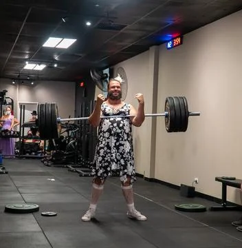 Athlets deadlifting in drag Stock Photos