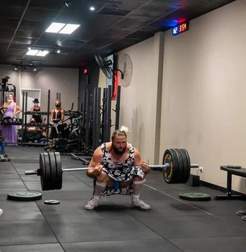 Athlets deadlifting in drag Stock Photos