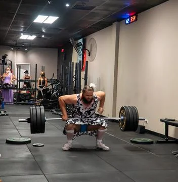 Athlets deadlifting in drag Foto stock