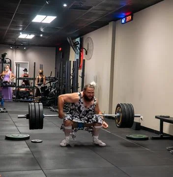 Athlets deadlifting in drag Stock Photos