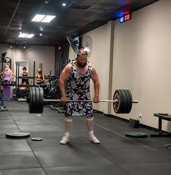 Athlets deadlifting in drag Stock Photos