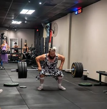 Athlets deadlifting in drag Stock Photos