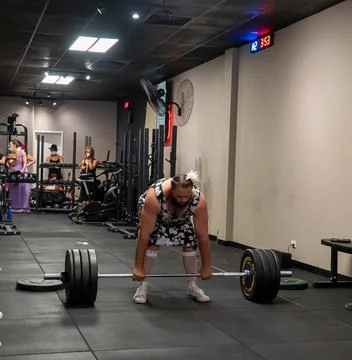 Athlets deadlifting in drag Stock Photos