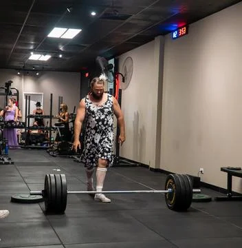 Athlets deadlifting in drag Stock Photos