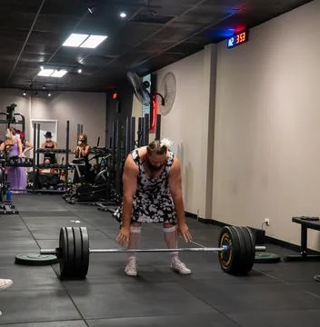 Athlets deadlifting in drag Stock Photos