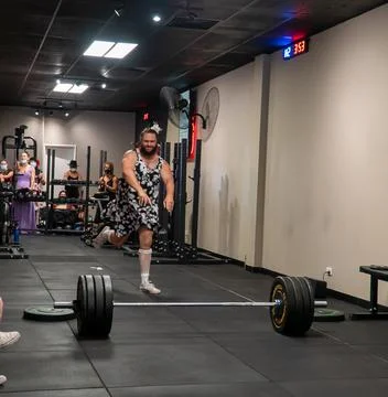 Athlets deadlifting in drag Stock Photos