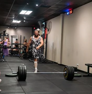 Athlets deadlifting in drag Stock Photos