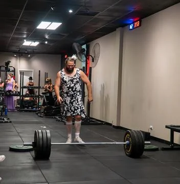 Athlets deadlifting in drag Stock Photos