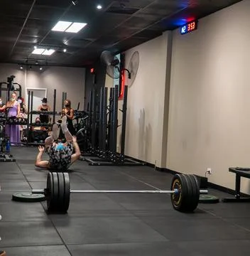 Athlets deadlifting in drag Stock Photos