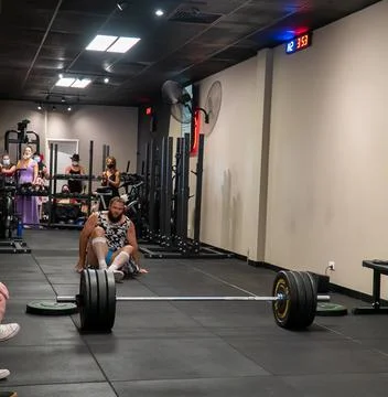 Athlets deadlifting in drag Stock Photos
