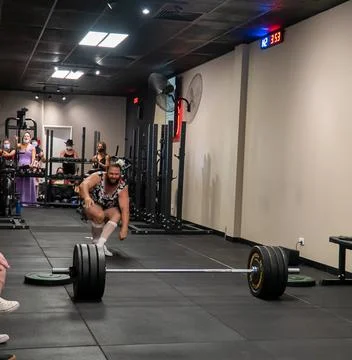 Athlets deadlifting in drag Stock Photos