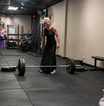 Athlets deadlifting in drag Foto stock
