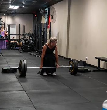 Athlets deadlifting in drag Stock Photos