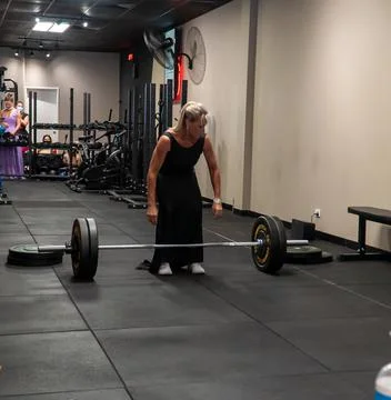 Athlets deadlifting in drag Stock Photos