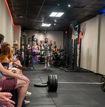 Athlets deadlifting in drag Stock Photos