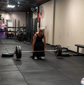 Athlets deadlifting in drag Stock Photos