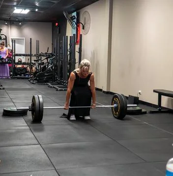 Athlets deadlifting in drag Foto stock
