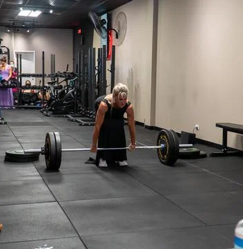 Athlets deadlifting in drag Stock Photos