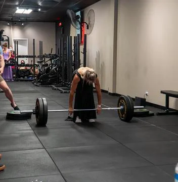Athlets deadlifting in drag Stock Photos