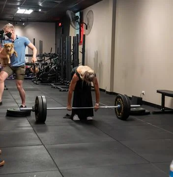 Athlets deadlifting in drag Foto stock
