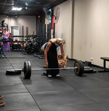 Athlets deadlifting in drag Foto stock