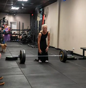 Athlets deadlifting in drag Stock Photos