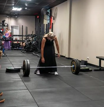 Athlets deadlifting in drag 写真素材