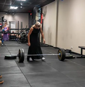 Athlets deadlifting in drag Stock Photos