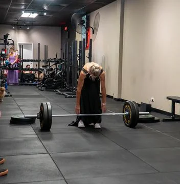 Athlets deadlifting in drag Stock Photos