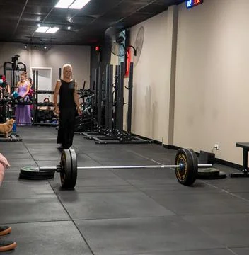 Athlets deadlifting in drag Stock Photos