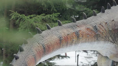 Atificial dinosaur moves its tail Vídeo Stock 294881505